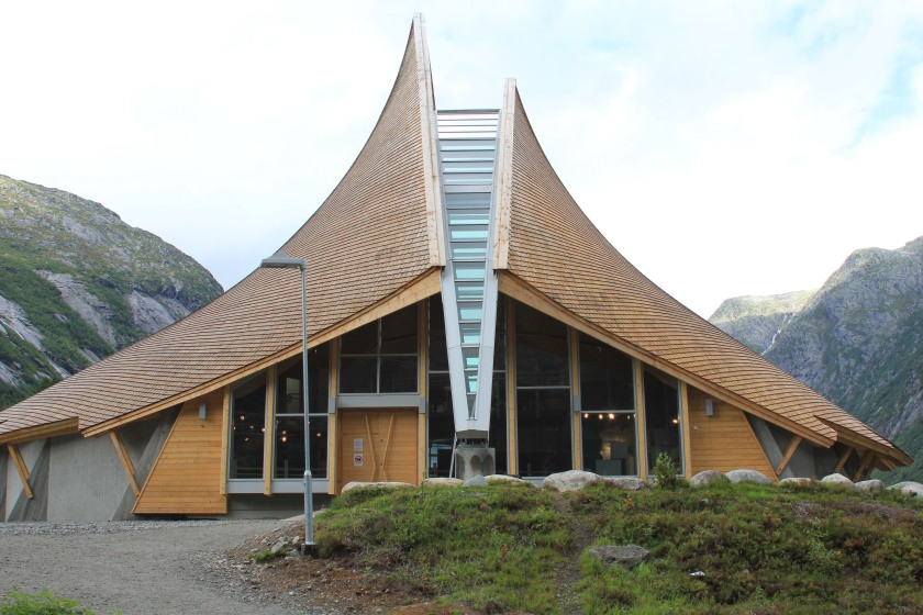 Bezoekerscentrum Jostedalsbreen in de vorm van een Vikinghelm